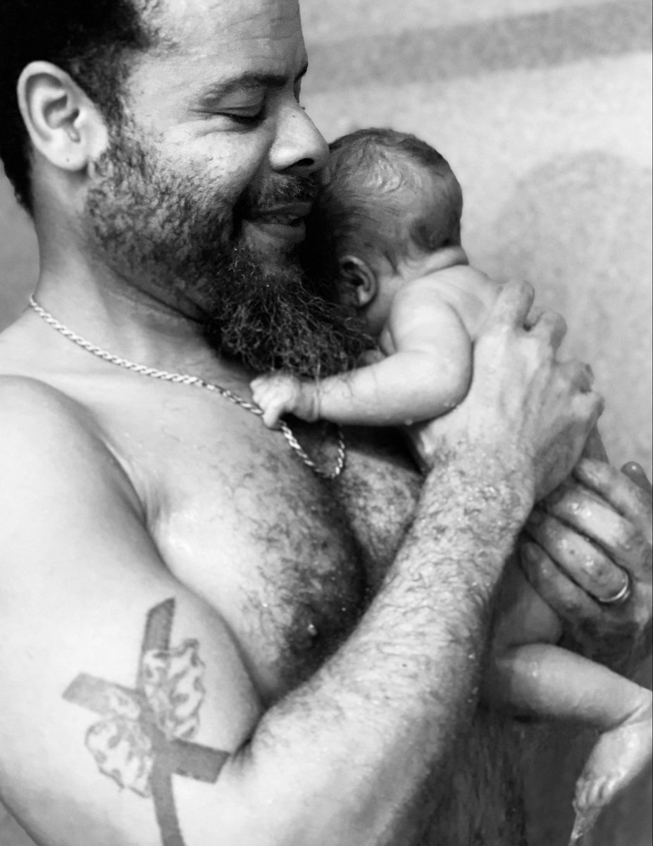 MannBarton's tweet photo. Showertime 🚿👶🏽😅 Show her the majesty of a lion whose overprotective roar is her lullaby. 🎶💪🏽😘 #DaddysGirl 🌹🥰 #fatherhood #lostkings #blackfathers #UnkTheEngineer🎶📲 #daughters 6️⃣🌹#kangaroocare #showertime 😅 #musicproducer #studiolife 🤙🏽 https://t.co/VssX67FhHD