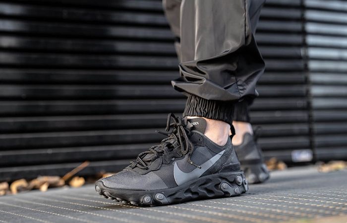 nike react element triple black