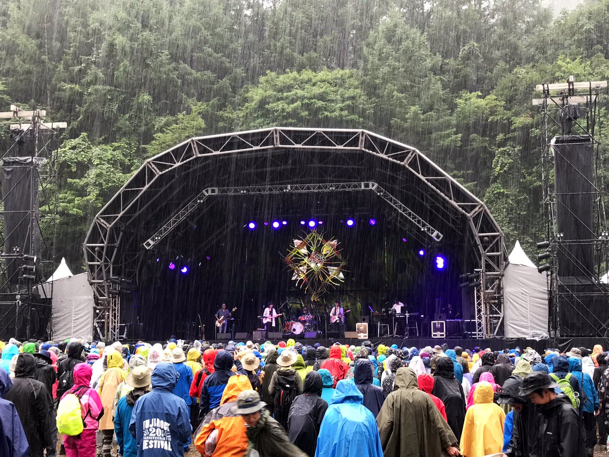 ジミ ヘソドリックス على تويتر 大雨のフィールド オブ ヘヴン チャー チャボ さいっこう この二人が組んでる時点で反則だろ笑 クロスロードのギターソロで二人おしりと背中を合わせておしくらまんじゅう状態で戯れ合う なんてカッコいい あー俺 この人たち