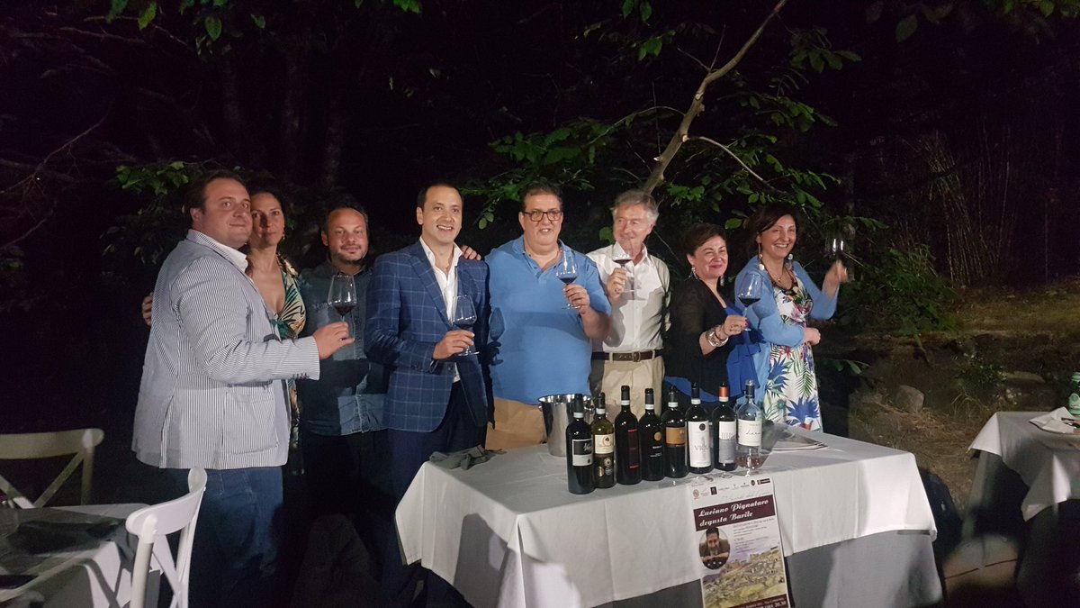 unplibasilicata's tweet image. @lucianpignataro degusta #Barile

Piacevole serata promossa da #ProLocoBarile e #ComuneDiBarile &quot;Venerdì del #Gusto&quot;  presso ristorante &quot;Al Boschetto&quot; con produttori #AglianicoDelVulture 
a parlare di #cibo #vino #territorio #prodottitipici
Prosit 🍷
#ProLoco #Vulture #Basilicata