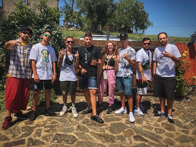 El otro mis hermanit@s @dirtyporko930 @crie_930 <a href="/azul/">Azul</a>.lb y yo nos juntamos en el estudio del Sr @d3prods para hacer un temazo sobre un ritmo de @clas_beats 🎹 Tenéis ganas de ver este junte ???? •
•
•
#930 #comandokatana #elerinconlanueve #peligro #junte #trambolico #sant…