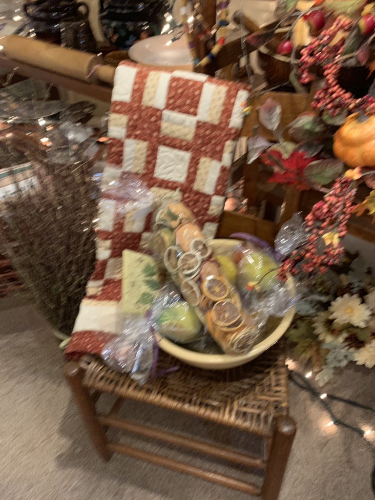 affordantq's tweet image. HAPPY SATURDAY!
Heidi Drescher returned yesterday &amp;amp; stocked her booth for the weekend!  Shop early outside &amp;amp; doors open at 9:30 AM today until 6 PM!  630-505-1463 shop now, set up FaceTime or Google Duo private shopping.  Shipping worldwide! #dollhouse #quilts #rubyglass