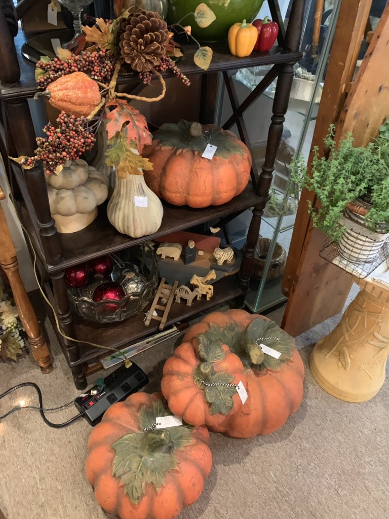 affordantq's tweet image. HAPPY SATURDAY!
Heidi Drescher returned yesterday &amp;amp; stocked her booth for the weekend!  Shop early outside &amp;amp; doors open at 9:30 AM today until 6 PM!  630-505-1463 shop now, set up FaceTime or Google Duo private shopping.  Shipping worldwide! #dollhouse #quilts #rubyglass