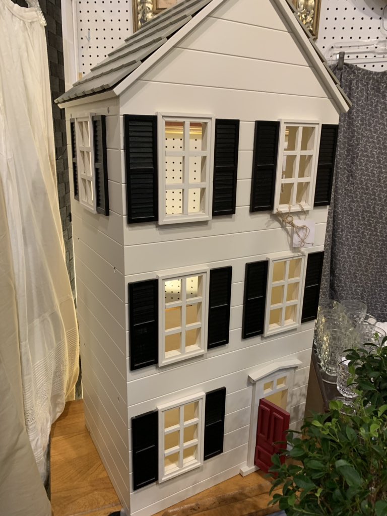 affordantq's tweet image. HAPPY SATURDAY!
Heidi Drescher returned yesterday &amp;amp; stocked her booth for the weekend!  Shop early outside &amp;amp; doors open at 9:30 AM today until 6 PM!  630-505-1463 shop now, set up FaceTime or Google Duo private shopping.  Shipping worldwide! #dollhouse #quilts #rubyglass