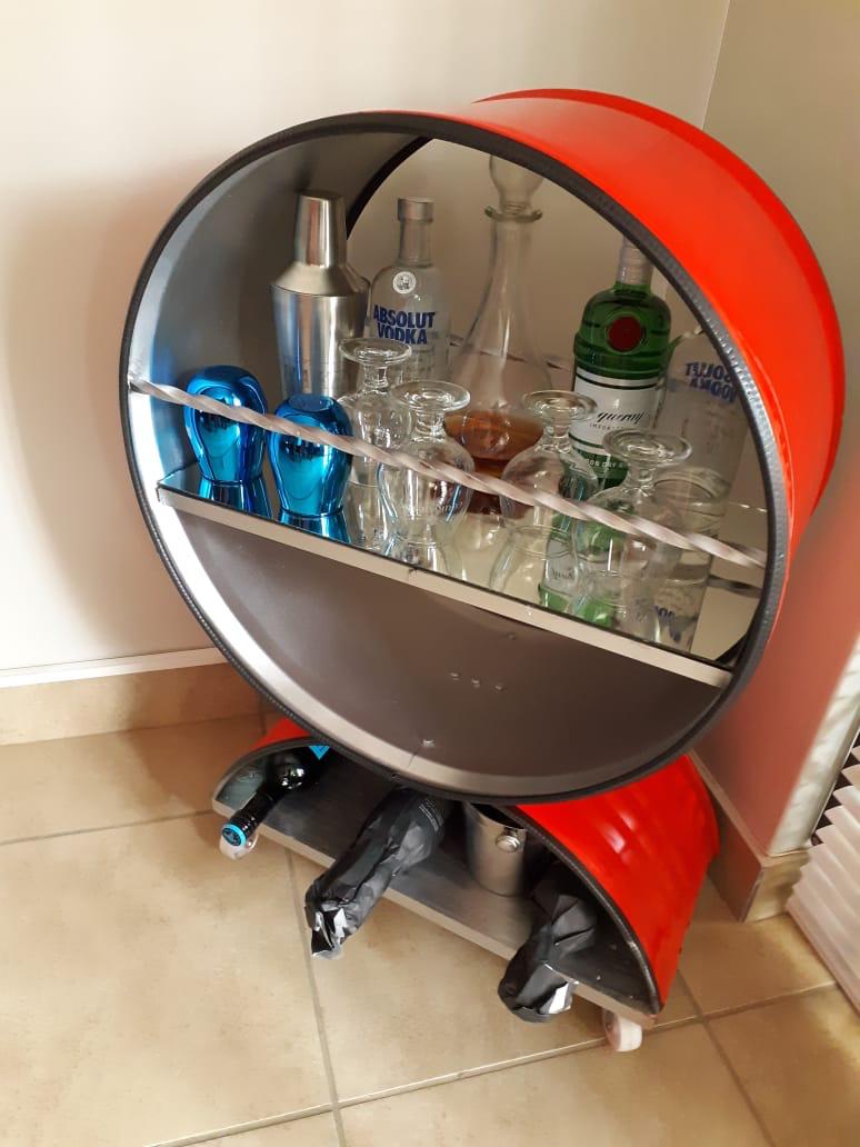 Bonny_Swarez's tweet photo. Her name is Dikeledi Mogale she's based in Johannesburg and makes amazing coffee tables, shoe racks and trolley bars using a tyre. Please support, call 082 419 5686 or DM me for orders #dkcreationz #DJSBU https://t.co/0zx5Z8NZty