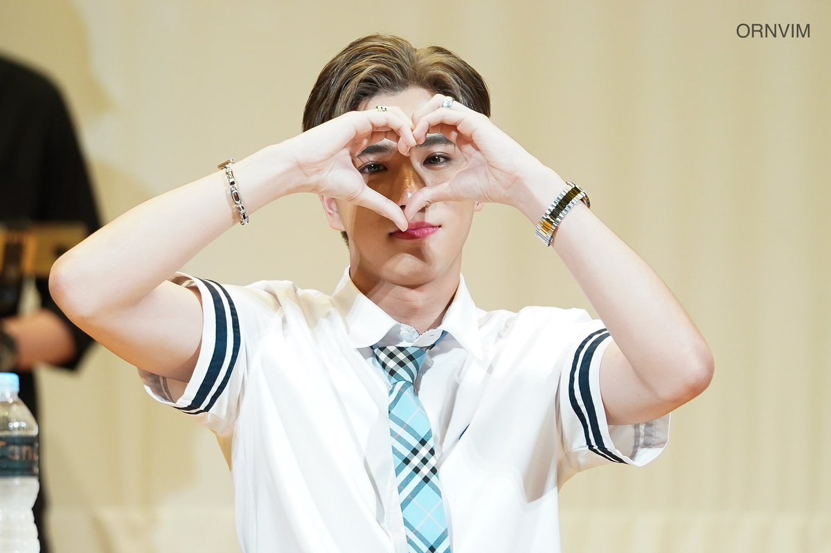 TrigonPs's tweet photo. Nay em bé thấy cưng quá mặc bộ đồ hợp ghê luôn chuẩn oppa Hàn Quốc ❤❤

#PerthFMTinKorea
#Perthppe @perthppe 

Thxpic 🙏🙏 https://t.co/Pd1qbVAXjh