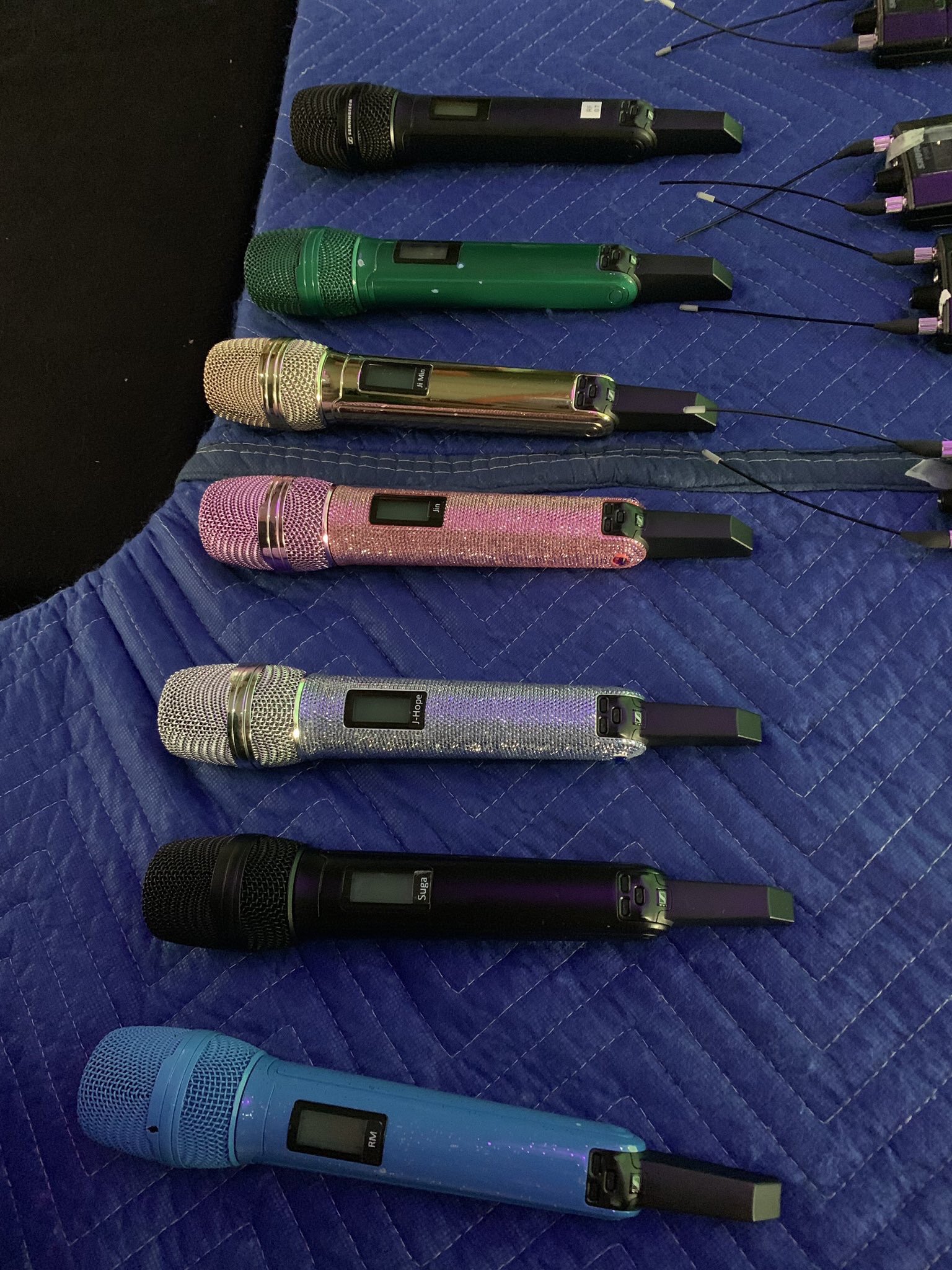 טוויטר ちむ ﾊﾞｾｵｫ ﾊﾞｾｵｫ ﾊﾞｾﾊﾞｾﾊﾞｾｯｵｫ בטוויטר たまたまかもしれないんですけど Btsメンバーの マイクに赤色が無いの なんとなく好きなんですよね 赤色が好きなグクもいるし 黄金マンネだったら赤でも誰も文句言わないとは思うんですけど 赤って 主役