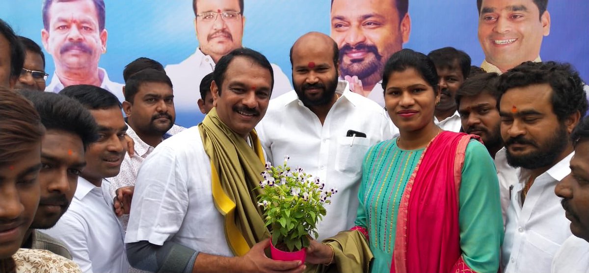 sama_swapna's tweet photo. #ISSADAN #38DIVISION #CORPORATOR #SAMA_SWAPNA_SUNDER_REDDY_GREETINGS TO L.B NAGAR M.L.A D.SUDHIR REDDY GARU ON HIS BIRTHDAY AT HIS RESIDENCE...@KTRTRS @bonthurammohan @BTR_KTR @Babafasiuddin https://t.co/3nGKjZYQk3