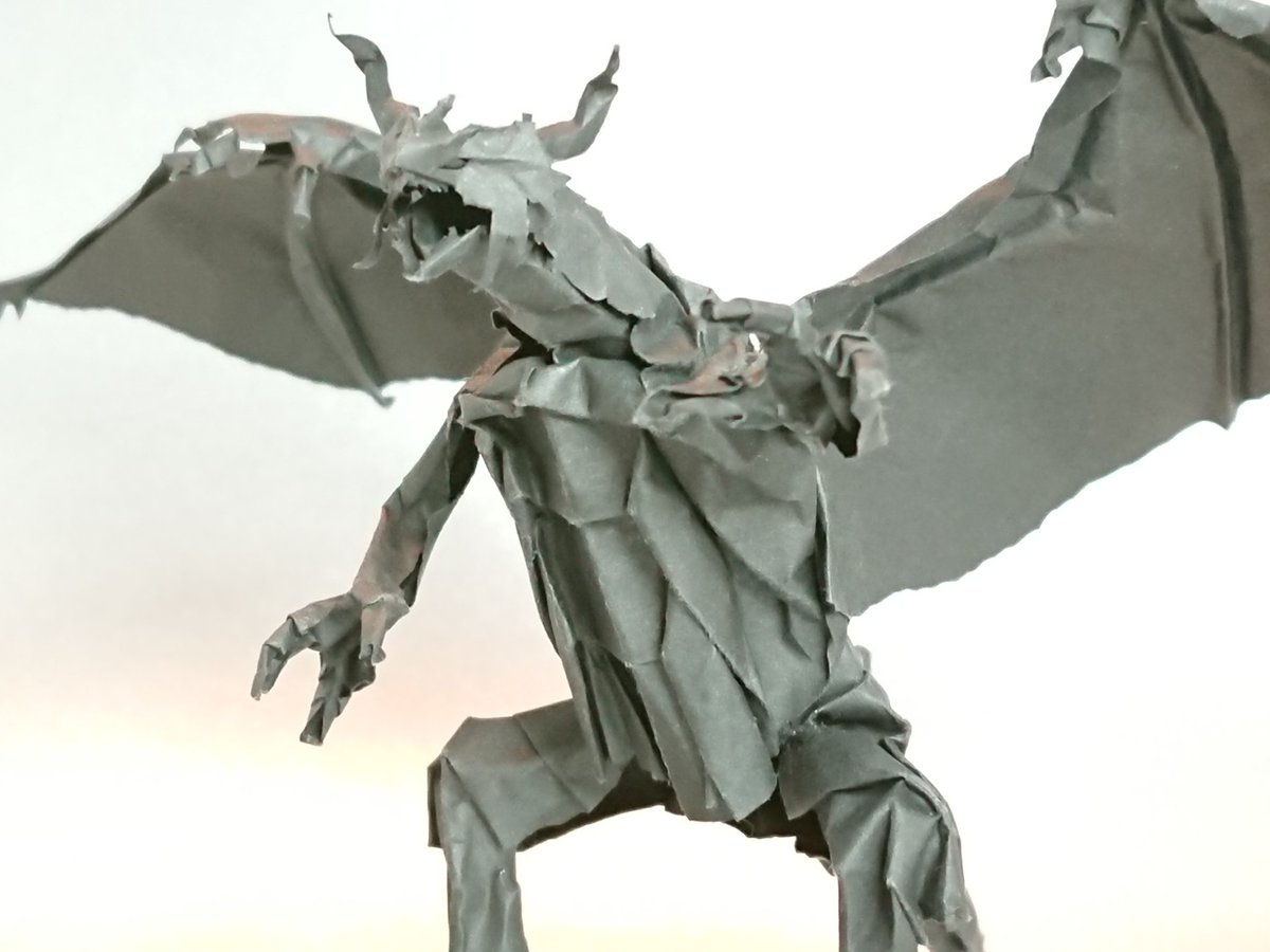 タツカミキリ の上質紙からドラゴンを作りました 折りが普段より多めで約3時間半もかかりました いつも通り1枚切りです 自在展弐 に多分出現します 大きさ 手のひらサイズ高さ8 9 切り折り紙