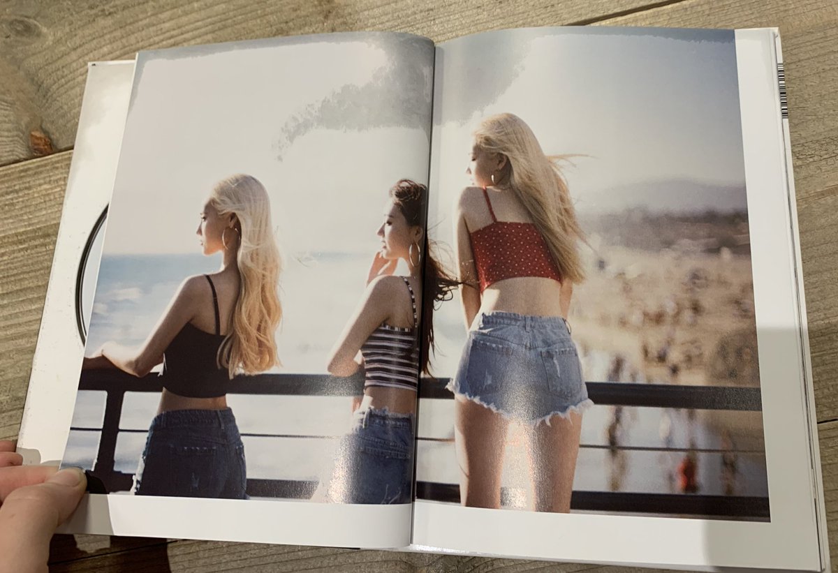 yvesiren's tweet photo. [WTS] 
Loona - Mix &amp; Match album (damaged) 

$15 + $9 shipping worldwide https://t.co/sWwUO4m8PN