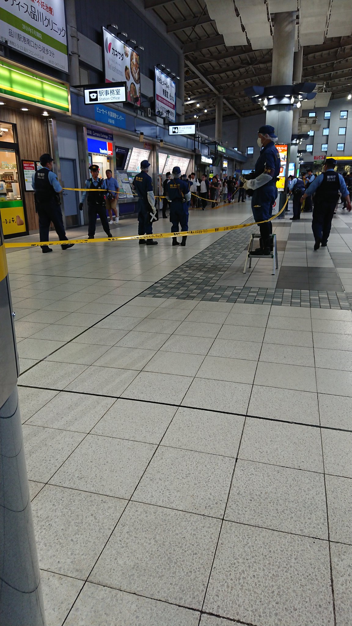 品川駅のうんこ散乱事件で警察が現場検証している画像