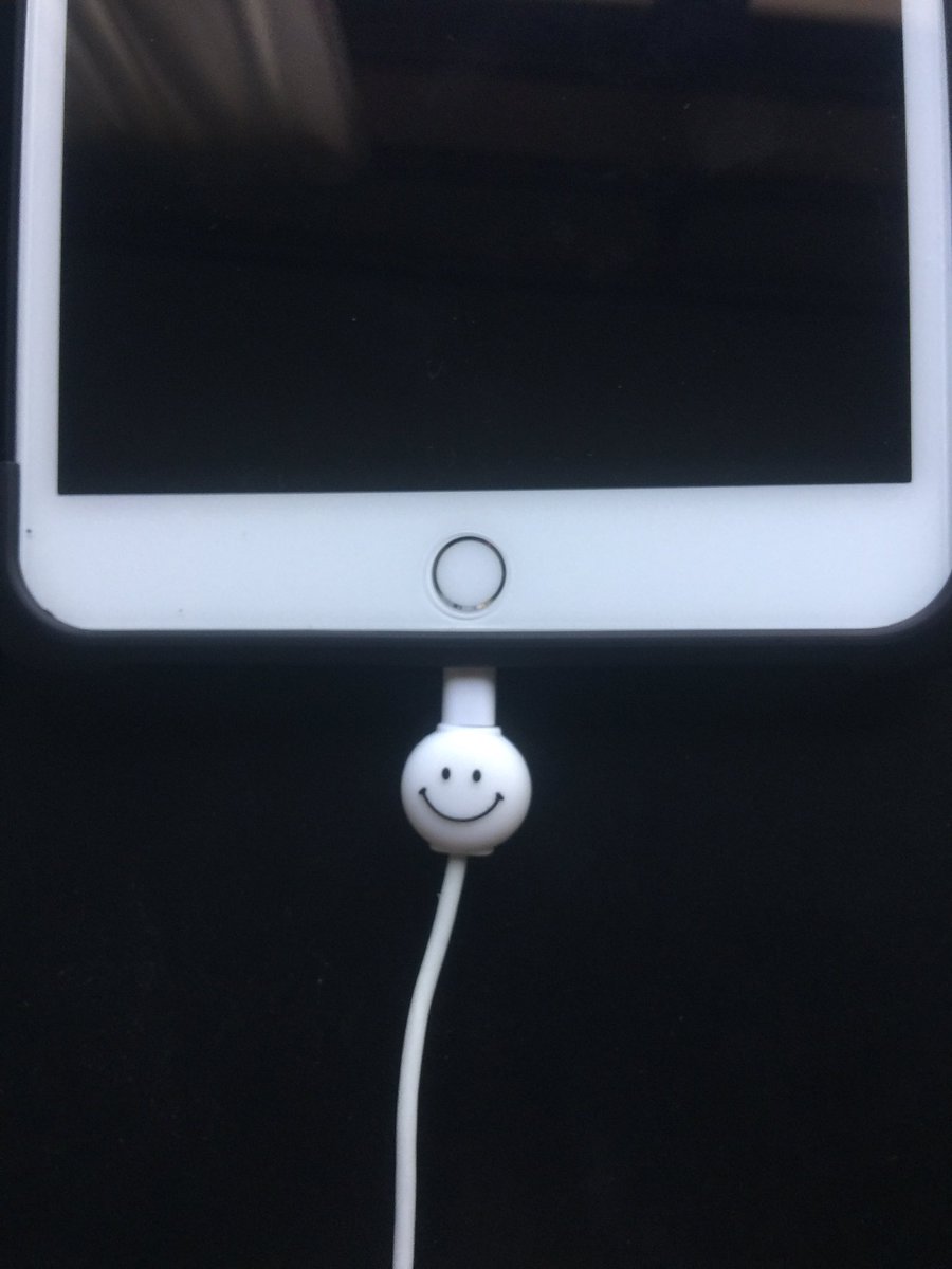 akira_yagisawa's tweet image. セリアで購入
早速つけてみた

#セリア 
#ケーブルガード 
#ニコちゃん