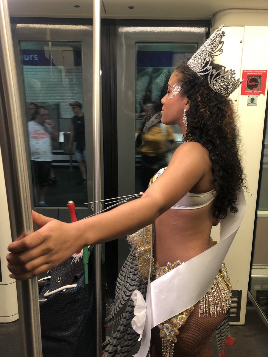 De koningin van het Rotterdamse zomercarnaval onderweg naar haar praalwagen - gewoon met de metro btw