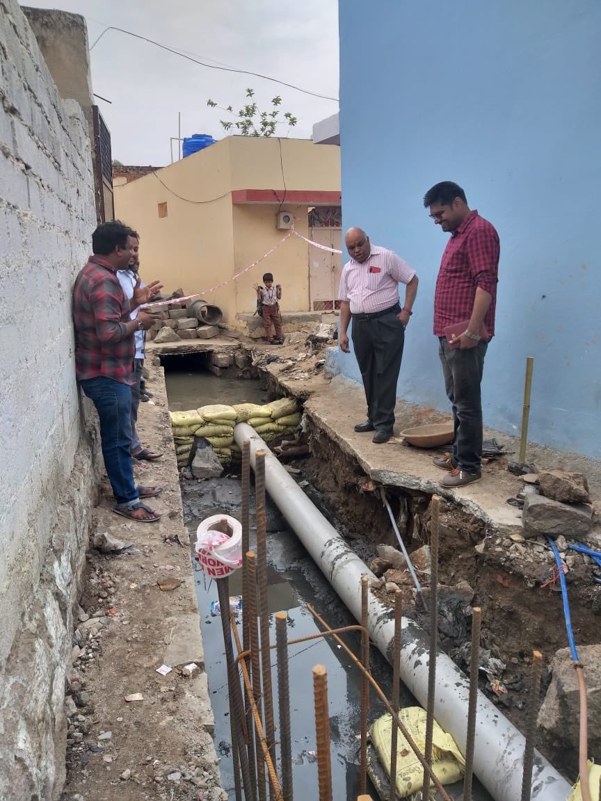mohdmoazamkhan's tweet photo. Fabrication of steel for bottom slab and concreting is in progress for railway culvert 47 hashamabad in falaknuma divn @asadowaisi @Tauseefpro https://t.co/29ZQbrl9XO
