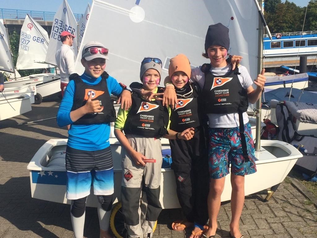 cycjugendteam's tweet photo. Heute startet das Team Race bei der IDJüM 2019 - zwei CYC-Teams sind am Start 👍🏻👍🏻 Insgesamt 15 Teams, 13 Deutsche, davon 2 mal Bayern (und dazu 2 mal Frankreich.... )
#idjüm2019 #optisailing #sailingoptimist #plauamsee #dodv #chiemsee #prien https://t.co/pDq5mjh1WM
