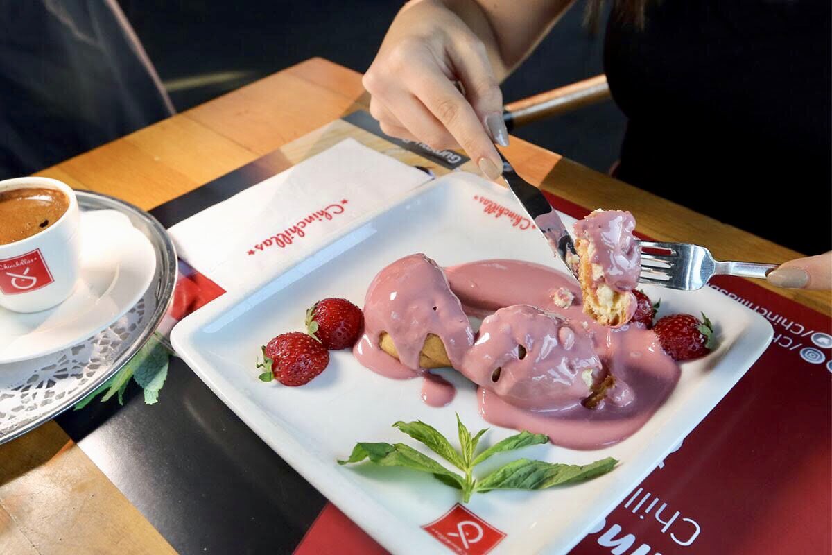 chinchillasblt's tweet image. Bizde haftasonuna keyifli başlamamın yolu kahvaltı sonrası Ruby Ball’dan geçer 😋 #chillgood

#chinchillasbalat #rubyball #cumartesi #tatlı #ruby #chocolate #balat