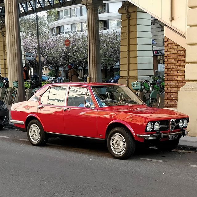 MecGenMC's tweet photo. Sont fort ces italiens... 🇮🇹
.
#redcarsgofaster #alfa #alfaromeo #alfetta #cuoresportivo #mecaniquegenerale #MGMC #carspotting #parkedinparis #caroftheday #carsofinsta #youngtimer https://t.co/xDJJMMsap6 https://t.co/vpQtAVxb5E