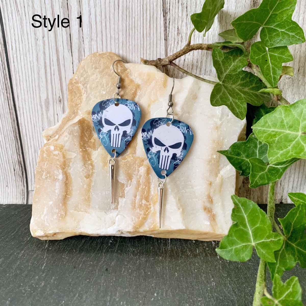 Lots of new plectrum earrings just been added to my  #etsy store.  #jewellery #earrings #steampunkearrings #funkyearrings #evilskullearrings #skull #puckearrings #plectrums etsy.me/2Yrzd21