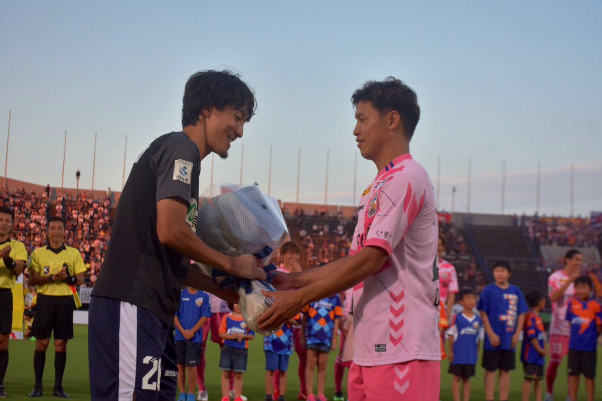鹿児島ユナイテッドfc Twitterissa J2第24節vs V ファーレン長崎 6 29 土 第節アルビレックス新潟戦をもって 田中奏一 選手がj2リーグ通算100試合出場を達成しました キックオフ前にセレモニーを実施し V ファーレン長崎 大竹洋平選手より花束贈呈を