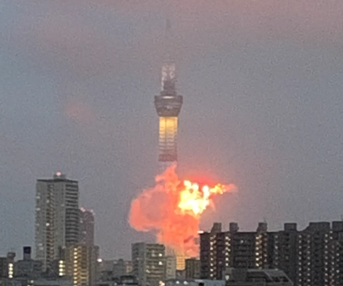 夏の風物詩である花火の撮り方が悪すぎてスカイツリー爆破したみたいに見えるwww