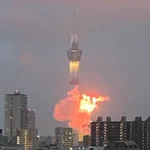 夏の風物詩である花火の撮り方が悪すぎてスカイツリー爆破したみたいに見える!