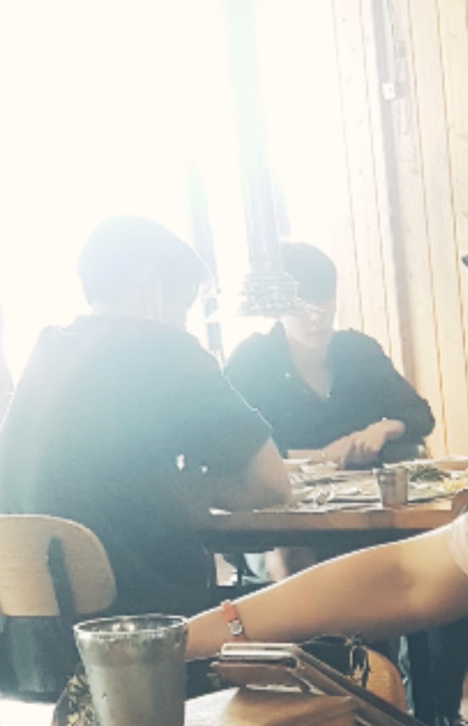 mewhyun's tweet photo. แก แรงมากมีคนไปเจอโดยองกับพี่กงมยองที่ร้านปลาไหลในกูรีอะ ฮือ กลับบ้านกันแน่เลย โคดน่ารักๆๆๆๆ https://t.co/3Y9RogXMqq