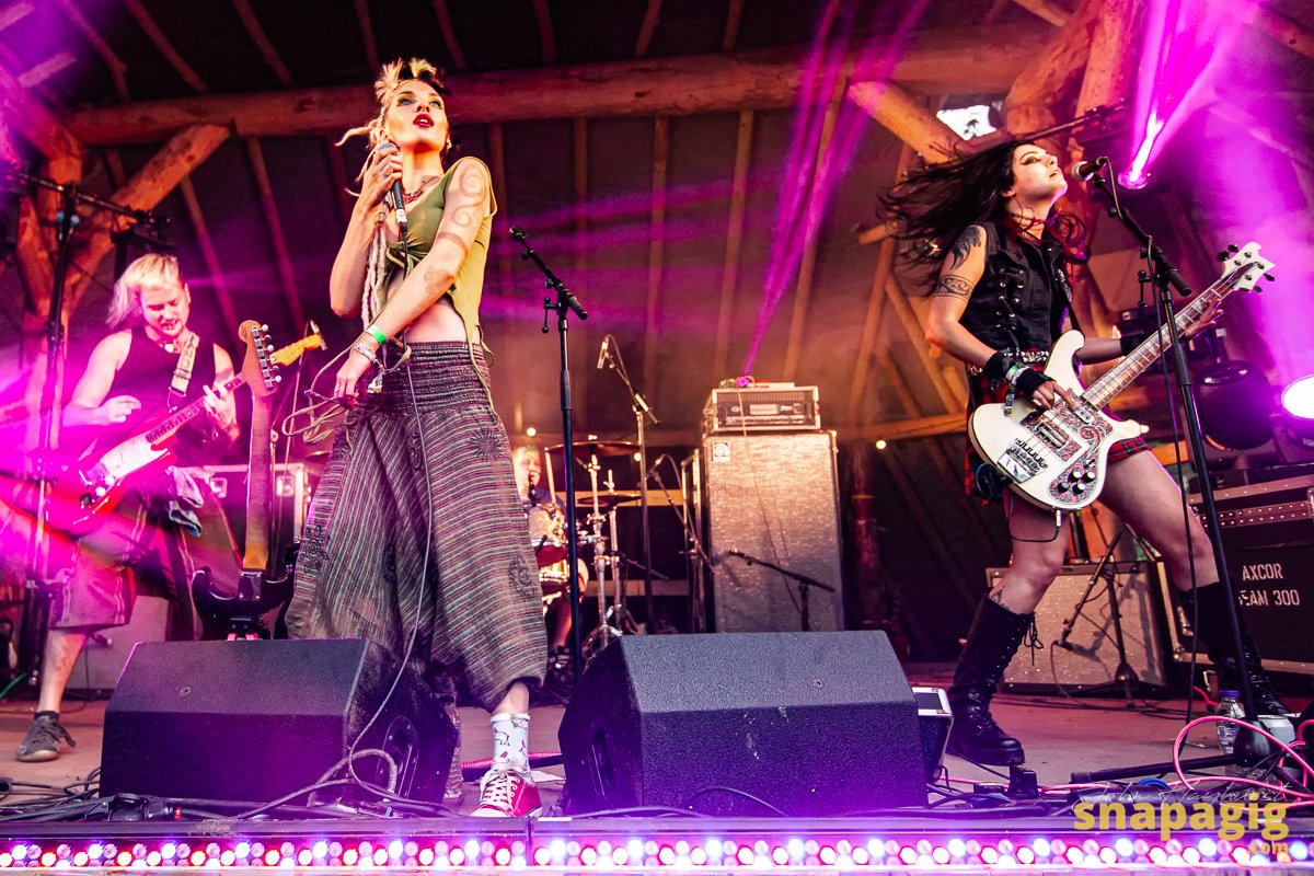 snapagig1's tweet photo. Looking back to yesterday - @HandsOffGretel landed in the woodlands at @KendalCalling @inthefieldsLIVE @GigJunkies #KendalCalling #Snapagig #InTheFieldsLIVE #LiveGigs #KC19 #LiveMusic #Festival #SeeYouInTheFields https://t.co/Niukf2iaD4