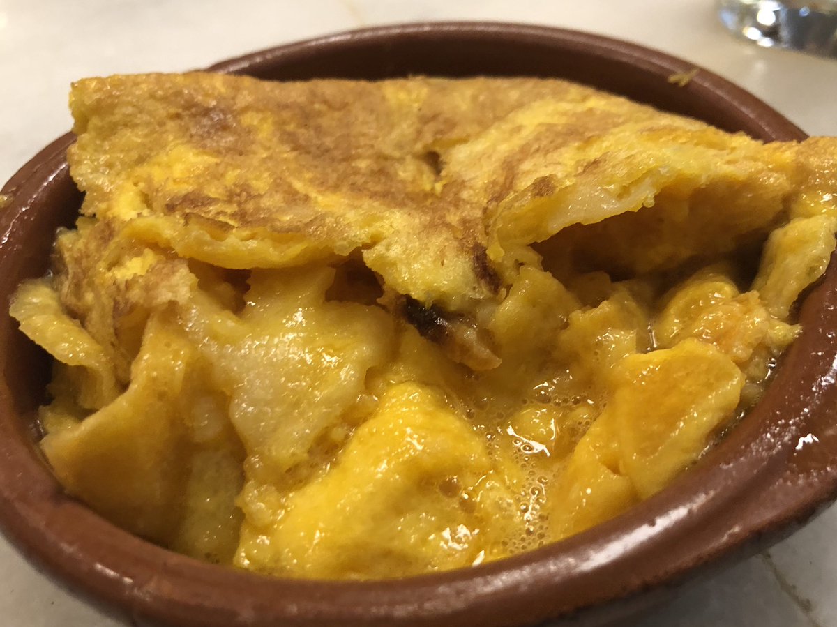 #GastroPistaCapel #LaTita. Referencia en Santiago. Con una caña sirven una porción de tortilla estilo Betanzos. Estupenda!!!Coste de la caña o de la copa de vino 2€.  La tapa de tortilla es gratis. Elaboran entre 80/90 tortillas diarias. Pista de <a href="/juliaplozano/">Julia Pérez Lozano</a>