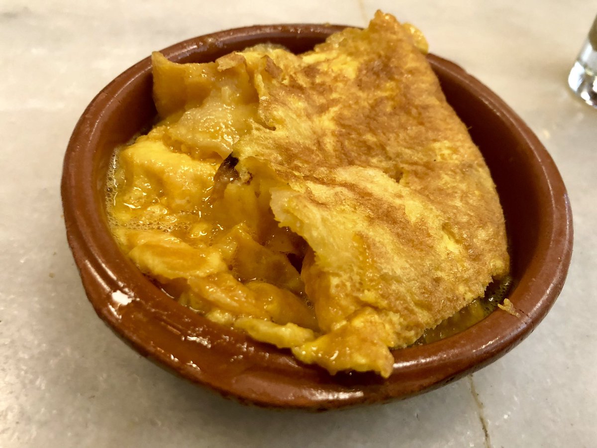 JCCapel's tweet photo. #GastroPistaCapel #LaTita. Referencia en Santiago. Con una caña sirven una porción de tortilla estilo Betanzos. Estupenda!!!Coste de la caña o de la copa de vino 2€.  La tapa de tortilla es gratis. Elaboran entre 80/90 tortillas diarias. Pista de @juliaplozano https://t.co/ImsPJKeVpS
