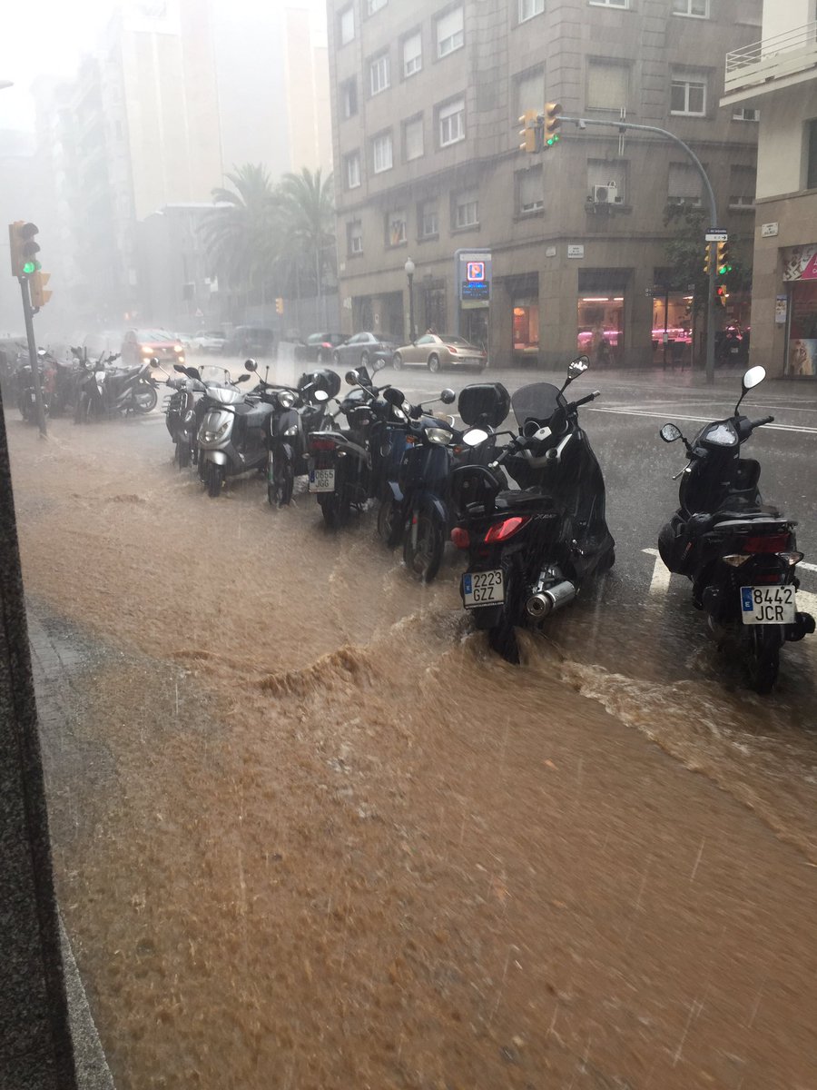 mdaqsan's tweet image. This is not Venetia, this is Balmes Street in Barcelona today! 😱😱. #barcelona #thebarcelonist #bcn #barna #rain #lluvia #pluja #barceloona #barcelonamagrada #summer #estiu #verano