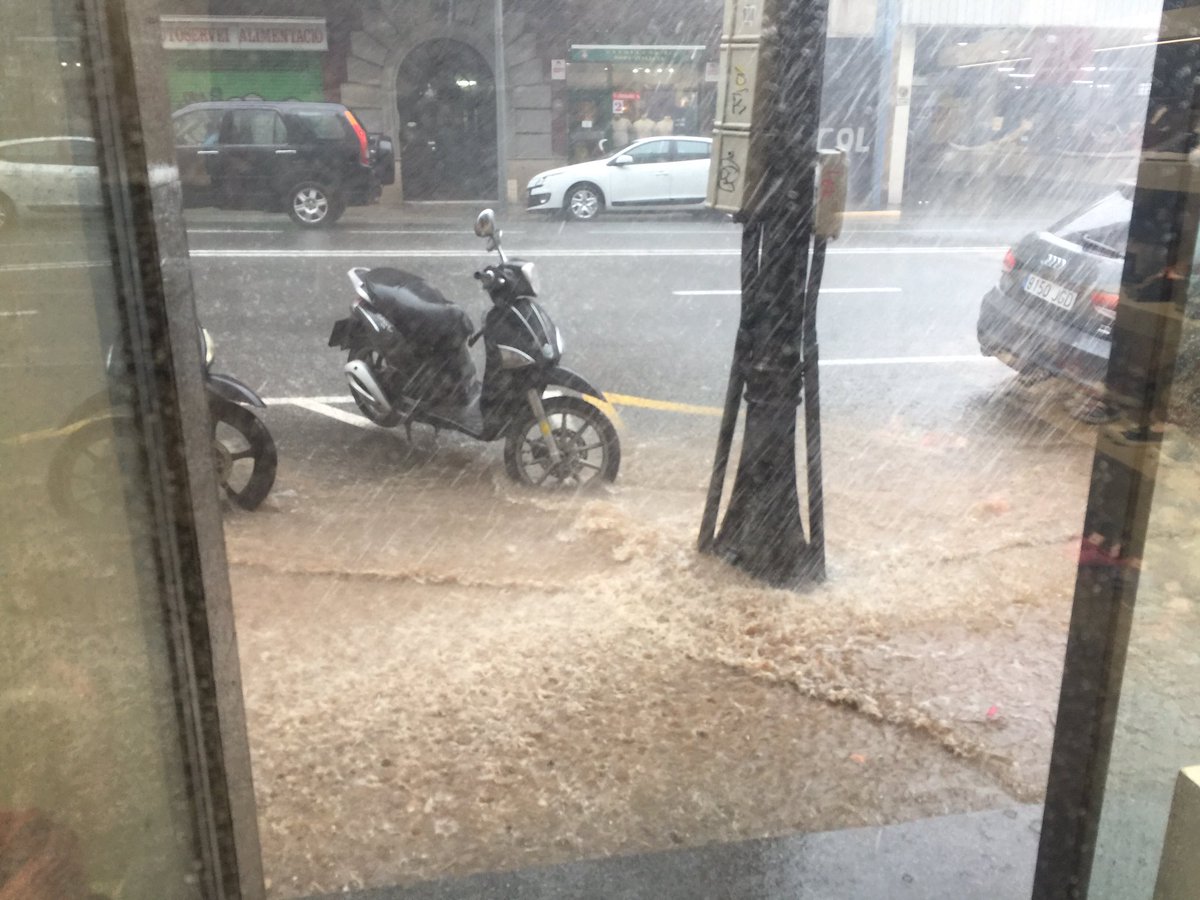 mdaqsan's tweet image. This is not Venetia, this is Balmes Street in Barcelona today! 😱😱. #barcelona #thebarcelonist #bcn #barna #rain #lluvia #pluja #barceloona #barcelonamagrada #summer #estiu #verano