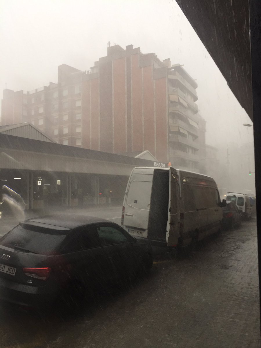 mdaqsan's tweet image. This is not Venetia, this is Balmes Street in Barcelona today! 😱😱. #barcelona #thebarcelonist #bcn #barna #rain #lluvia #pluja #barceloona #barcelonamagrada #summer #estiu #verano