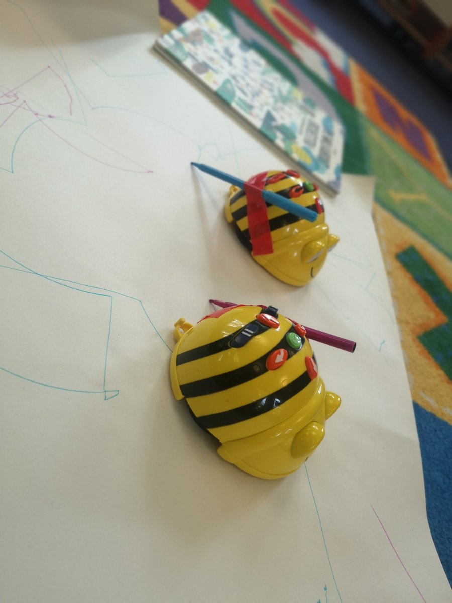 HuddsGirlGeeks's tweet photo. We're at Batley Library this afternoon with free arty science activities for all the family! @KirkleesLibrary @FriendsBatleyL https://t.co/P9F0FmT4xo