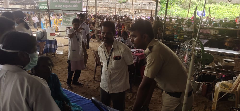AthiVaradhar's tweet photo. Medical Camp @AthiVaradhar vaibhavam #kanchipuram
Doctors here are helping devotees when needed. 
#workplace #doctors #training #TamilNadu https://t.co/Ip6w55Yohn