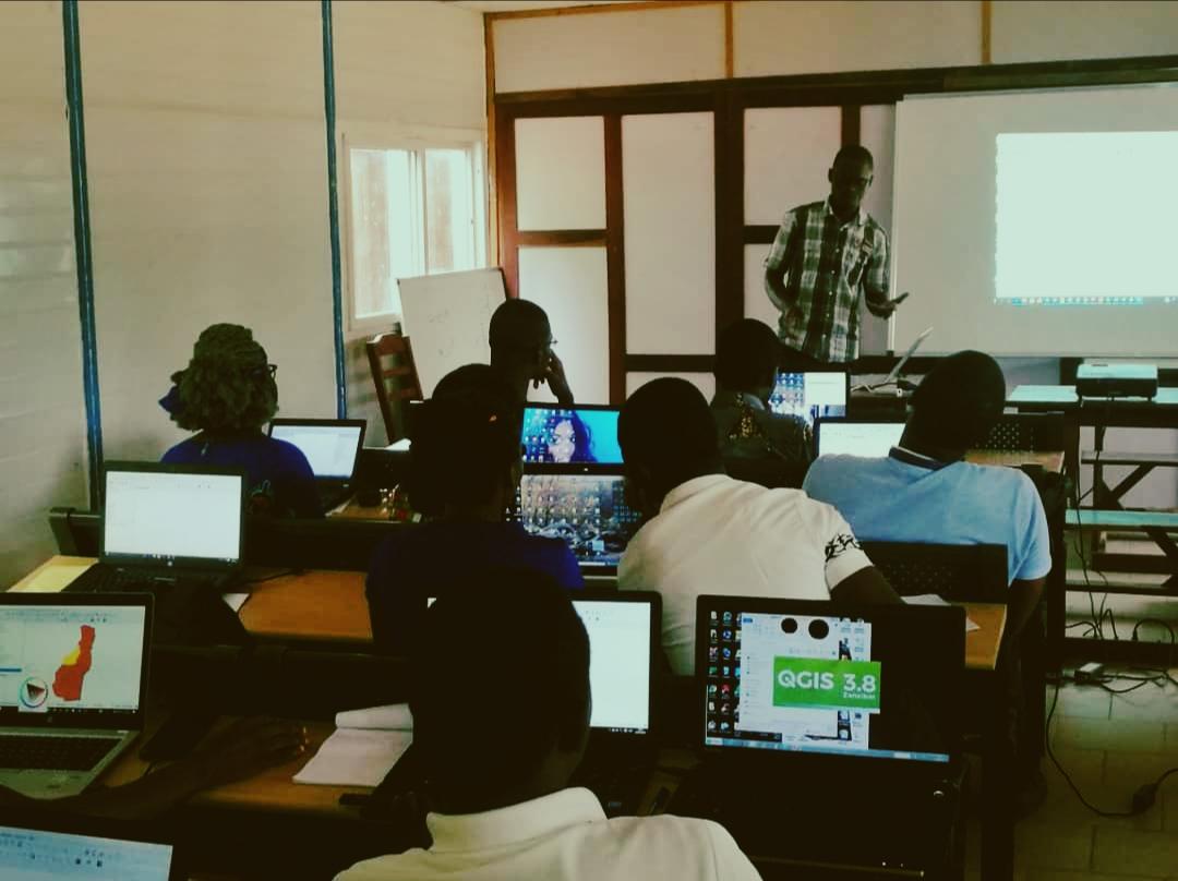 SIGMABENIN's tweet photo. Pour le compte de cette deuxième séance de formation, les membres de l'atelier de @cartographie et @SIG de @SIGMABENIN ont pris connaissance de l'environnement de la version 3.8 du logiciel @qgis . C'est l'occasion pour s'approprier les commandes les plus usuelles du logiciel. https://t.co/3rlPU0i3Sr