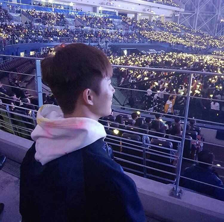 okinawahoe__'s tweet photo. YOU WORKED HARD BOBBY, JINHWAN, JUNHOE, DONGHYUK, YUNHYEONG, CHANWOO!!! 

Hanbin must've been very proud he raised six strong members. Hanbin is just there somewhere cheering. 🥺#iKONJapanTour2019_FukuokaD1 #頑張ってiKON https://t.co/6RxfFaDHVd