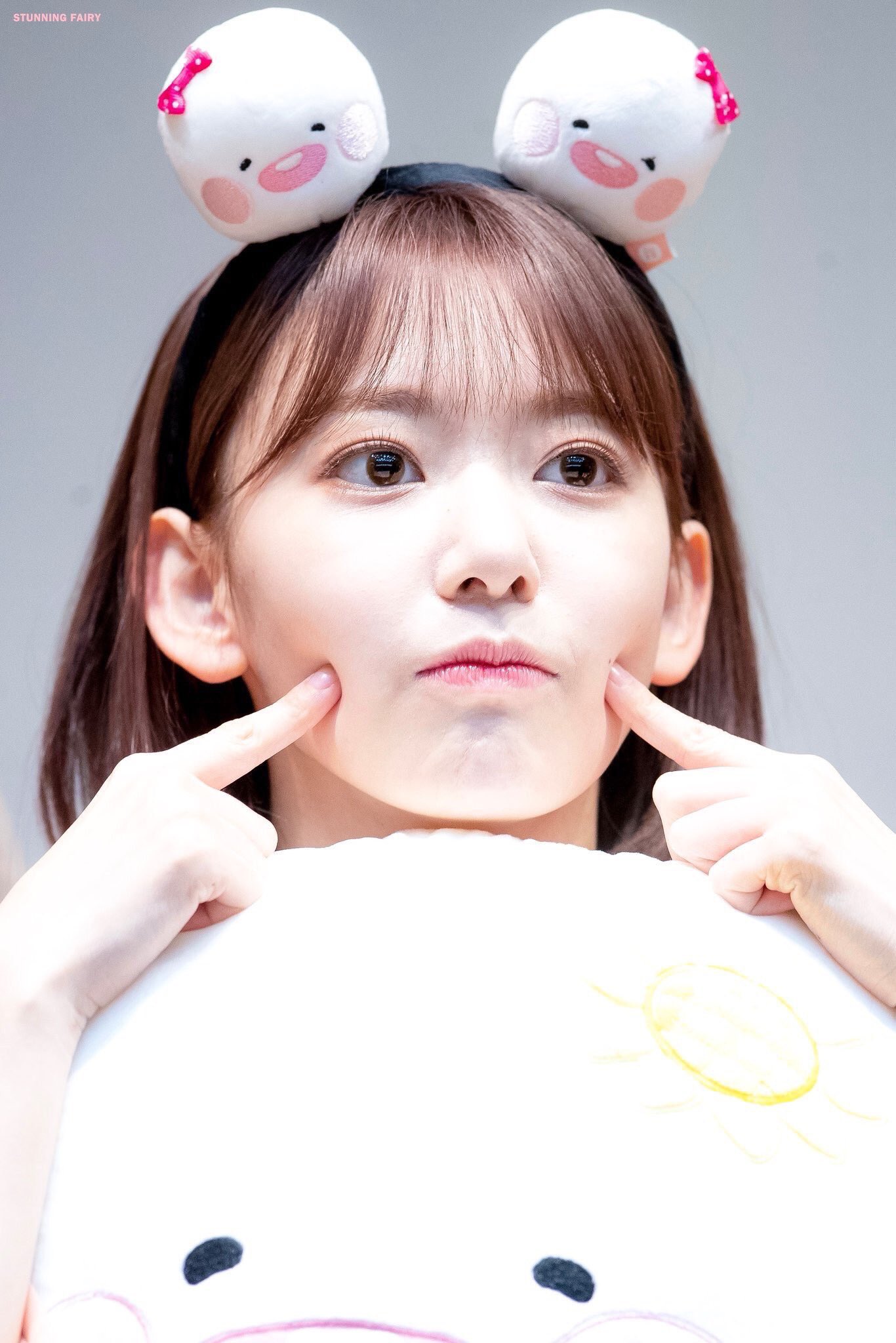 宮脇咲良ちゃんの使用コスメ 前髪のキープ力もup 約600円 イニスフリーノーシーバムミネラルパウダー 話題の画像プラス 宮脇咲良ちゃんの使用コスメ 前髪のキープ力もup 約600円 イニスフリーノーシーバムミネラルパウダー 話題の画像プラス