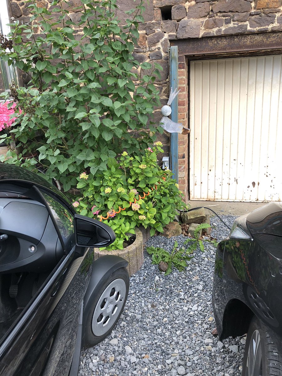 YvC_77's tweet photo. @nextmove_de wir haben uns für die größere Variante entschieden!8 #kWp. Grund dafür sind ganz klar #NissanLEAF #RenaultTwizy und demnächst @SonoMotors #Sion #PV2Car funktioniert und verbessert die Bilanz im Sommer massiv! #homeoffice #Teilzeit https://t.co/Mw3tUNNrkl