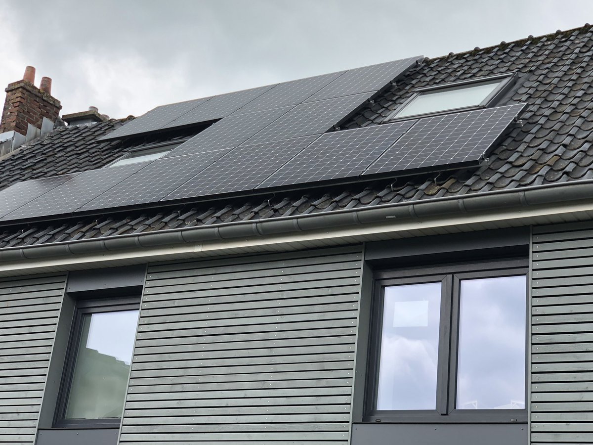 YvC_77's tweet photo. @nextmove_de wir haben uns für die größere Variante entschieden!8 #kWp. Grund dafür sind ganz klar #NissanLEAF #RenaultTwizy und demnächst @SonoMotors #Sion #PV2Car funktioniert und verbessert die Bilanz im Sommer massiv! #homeoffice #Teilzeit https://t.co/Mw3tUNNrkl