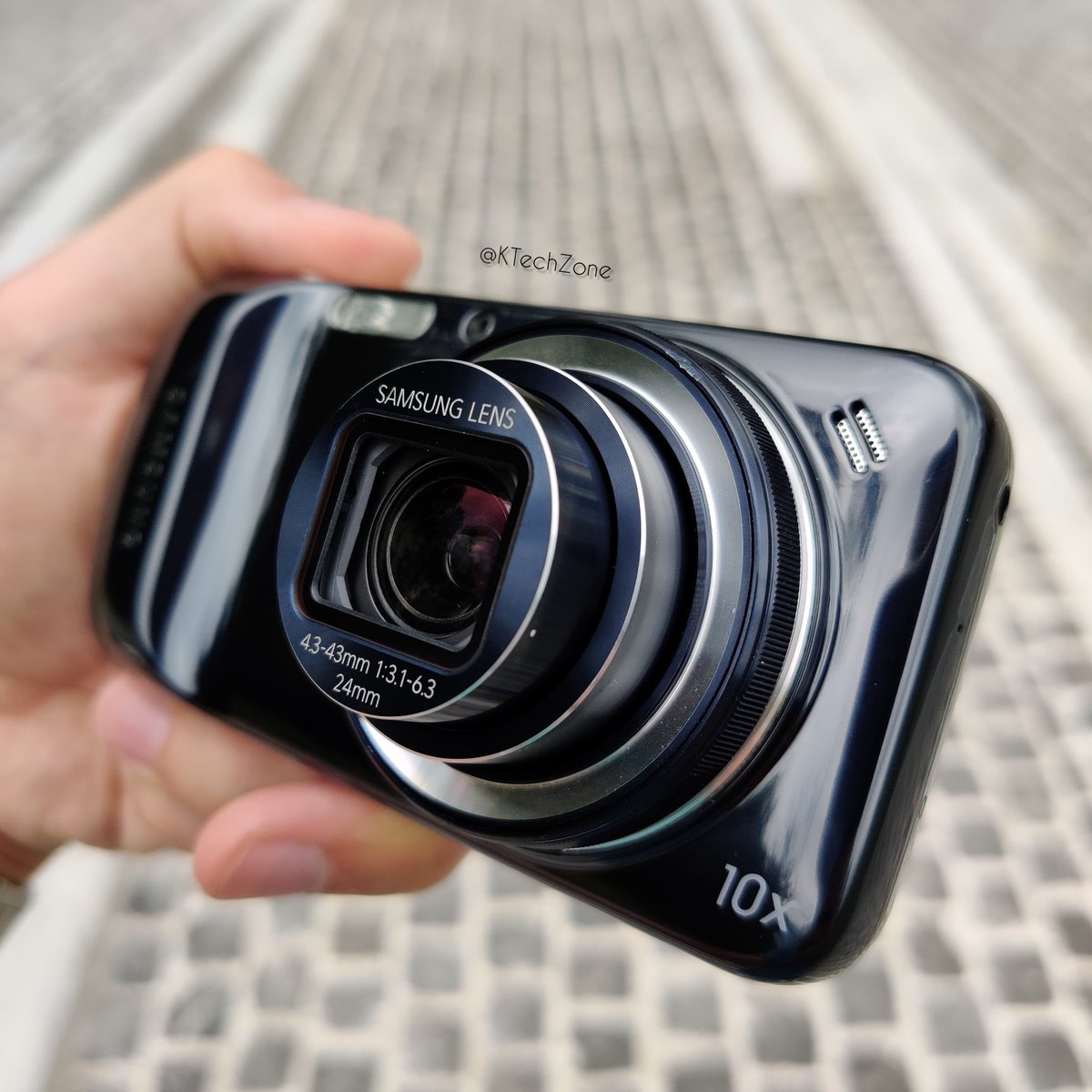 KTZ_KTechZone's tweet photo. A BLAST from the PAST😮😱💥 Can You GUESS which #ICONIC #smartphone this is❓❔
#ktechzone #blastfromthepast #ablastfromthepast #10xzoom #zoom #phone #samsunggalaxy #samsungmobile #dutchblogger #frenchblogger #belgianblogger #throwback #android #google #smartphonecamera https://t.co/jmNQqu0C1b