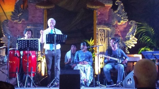 Vanmiddag om 15.00 treedt Gerard Akse met de Molukse muziekgroep Lautan Biru op met zijn gedichten uit Moluks Geheugen tijdens #kwaku nieuwedruk.nl/boek/moluks-ge…