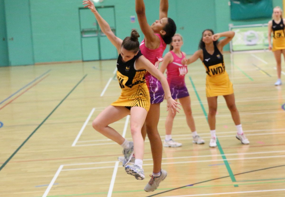 CliveJonespr's tweet photo. @Wasps_Netball @WaspsNetAcademy @mjcmansfield @SLTaylor73 @robmilnePR @EmmaLFerns   Another closely fought quarter.Q2 score: Wasps 15 - 18 Lightning https://t.co/RScZjFuFgA