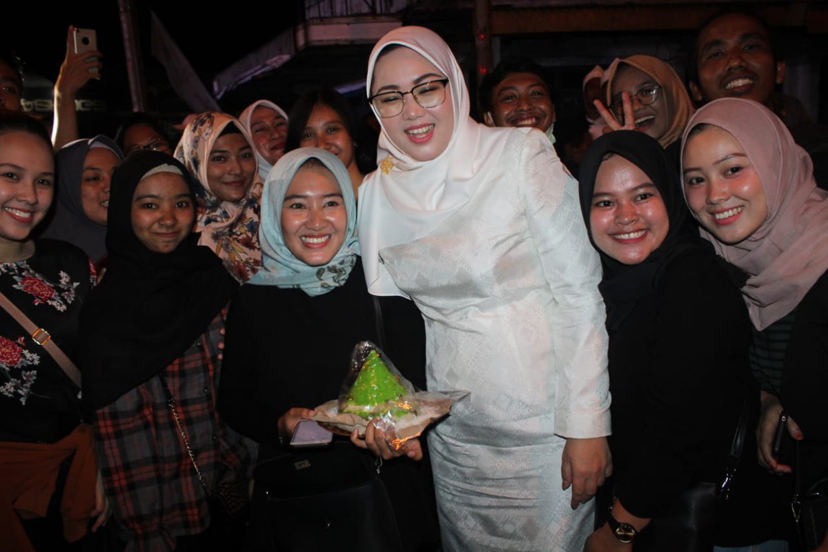 DiskominfoPWK's tweet photo. Ibu Bupati Purwakarta Ambu @ratna_anne sudah tiba dilokasi awal pemberangkatan di Festival Awug #HUTPurwakarta https://t.co/XUrv41csRL