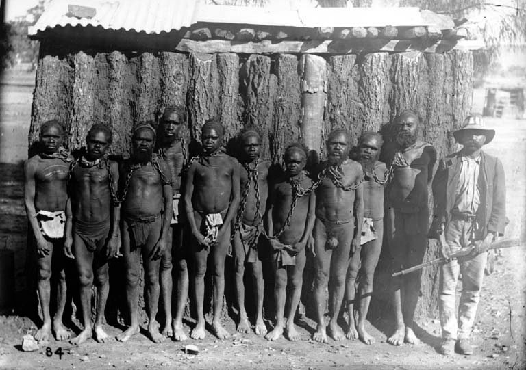 İngilizlerin zincire vurduğu, bir çoğunu öldürdüğü Avustralyalı kendi halinde bir kavim olan ABORJİNLER.
İyiki bu belgeler var. Yoksa hâlâ batıya medeni diyecekler.