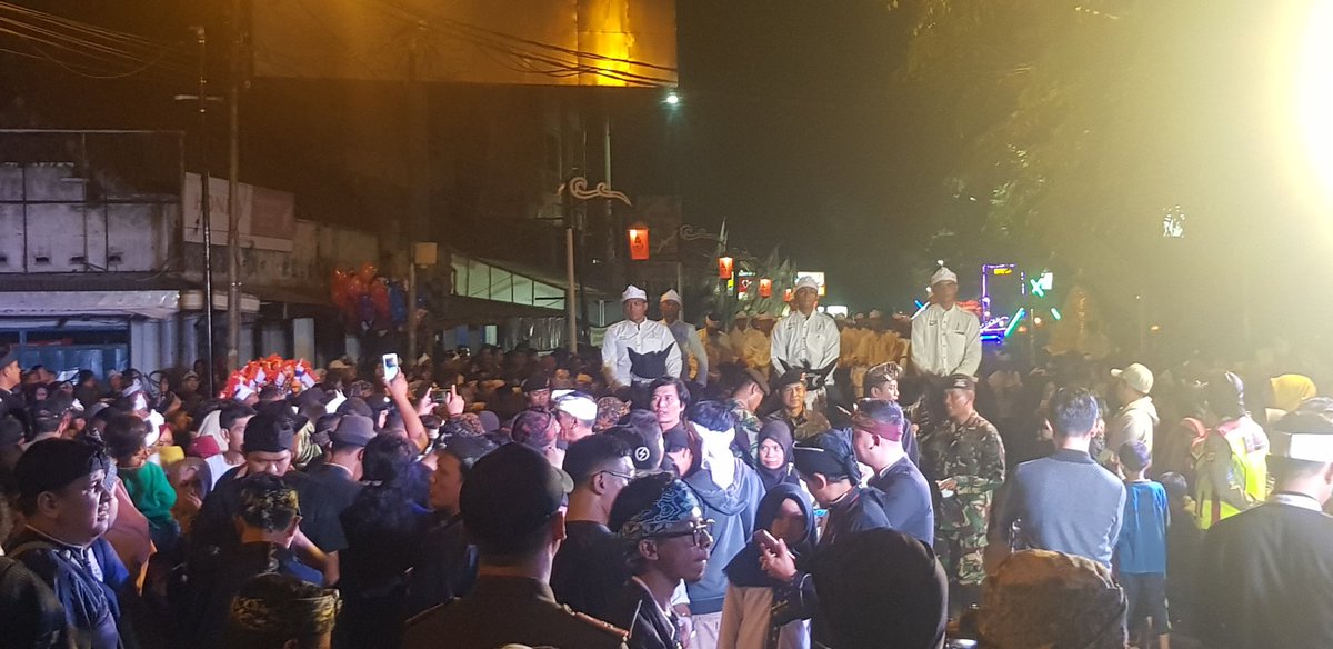 Ibu Bupati Purwakarta Ambu <a href="/ratna_anne/">anne ratna mustika</a> sudah tiba dilokasi awal pemberangkatan di Festival Awug #HUTPurwakarta