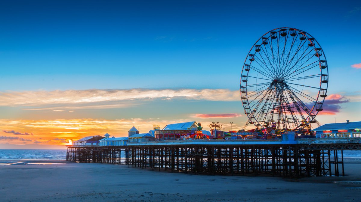 Pop the champagne, we've planned your perfect Friday night out...🥂  

Enjoy a 3-course meal, welcome drink, nightclub voucher PLUS 1 night hotel stay in Blackpool for just £72pp. Hurry! Our flash sale won't last long: bit.ly/2yeegN7