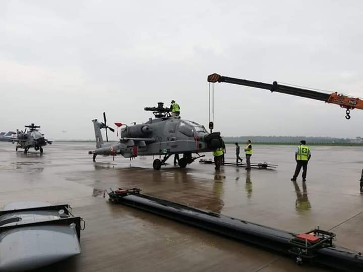 الهند تتسلم اول مروحيات AH-64E (I) Apache Guardian الامريكيه  EAf0ATFUYAEMefI