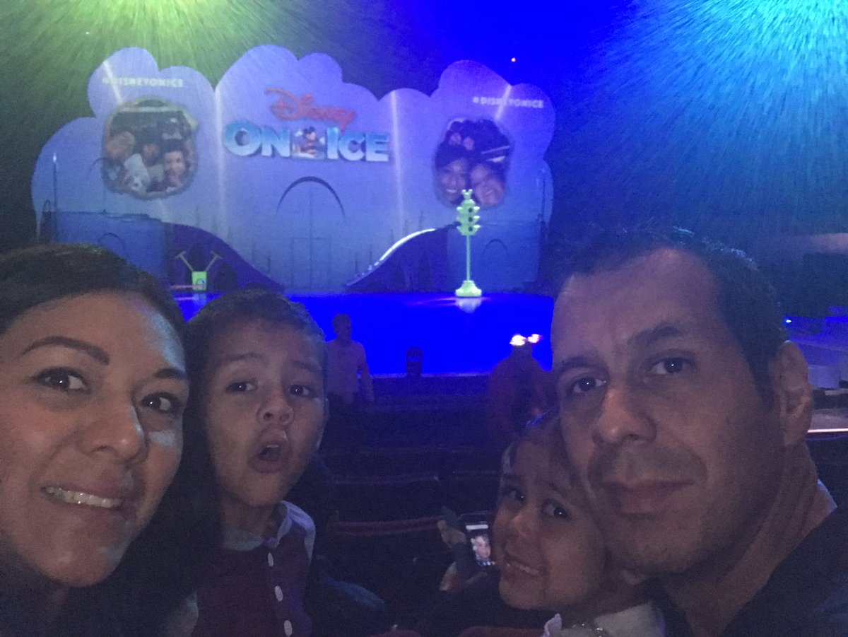 dinhemosa's tweet photo. #DISNEYONICE https://t.co/N56rdM47yH