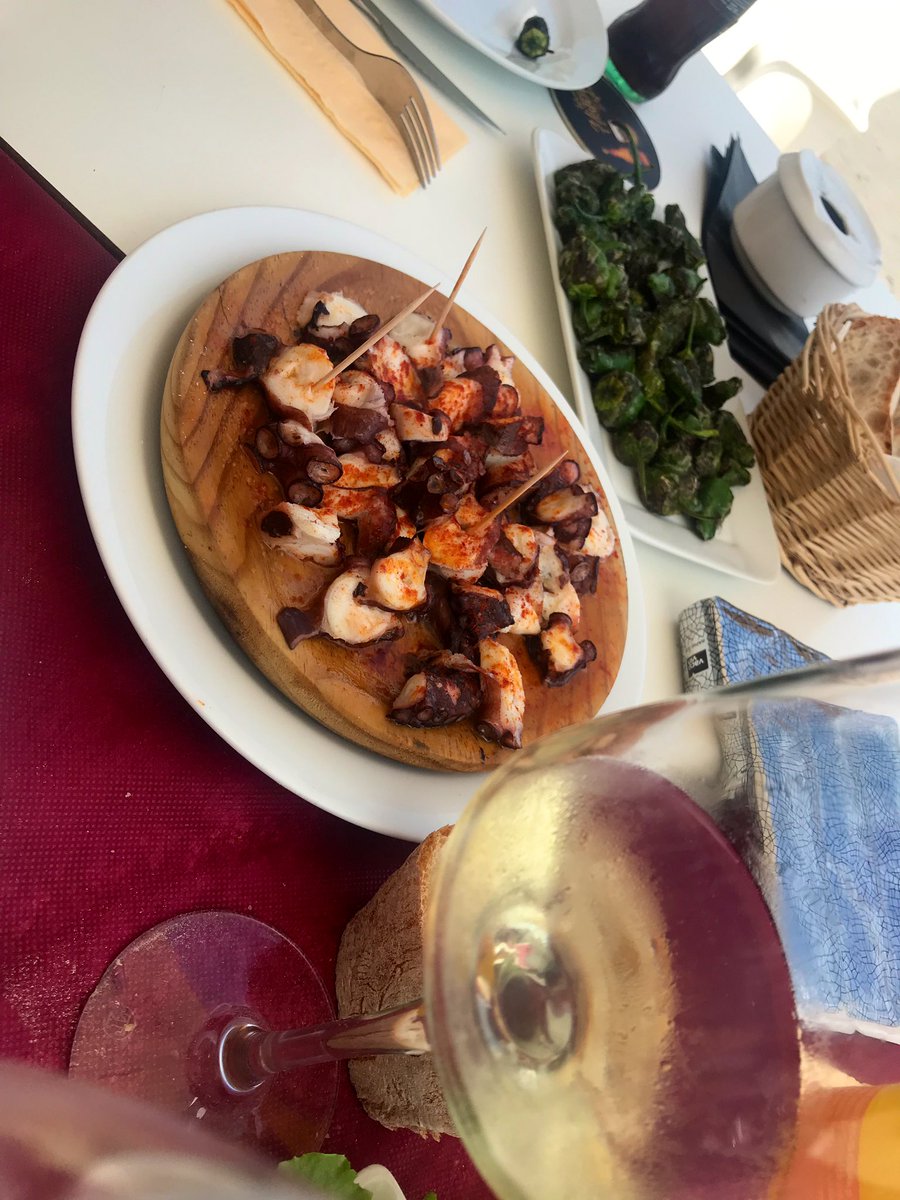 SastrePaco's tweet photo. Dónde estamos y con quien ??? 😜😂Ya sabéis que estamos con #SONIA ...... en el #BarPequeño @portocorrubedo ...sin comentarios ...🔟🔟🔟 😜😍⚓️🌊☀️⛵️#Xoubas #Pulpo #Calamares #Navajas #PimientosDePadrón #Churrasco .... y ...... #Albariño 👏🏻👏🏻👏🏻 @FestaDoAlbarino en breve !!! 😜 https://t.co/DxuPcOf6i2