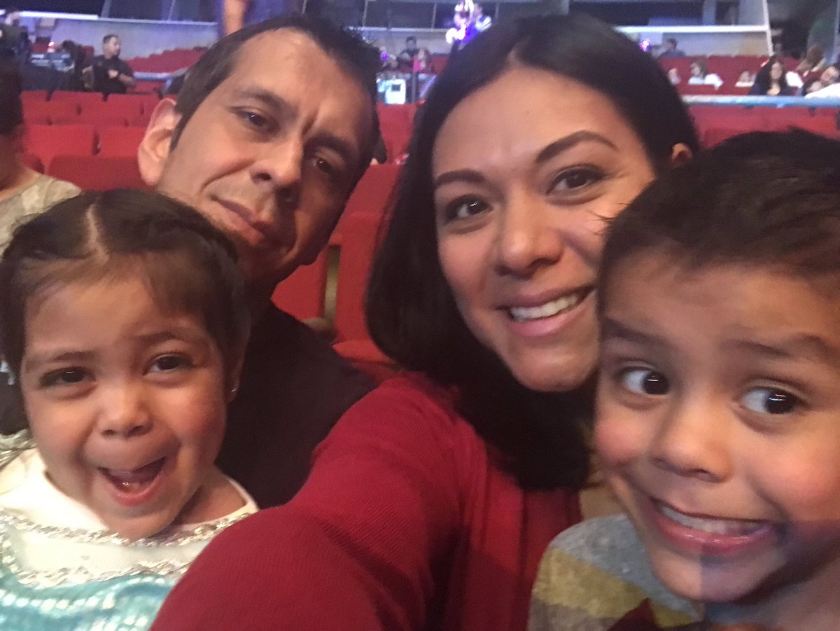 dinhemosa's tweet photo. #DISNEYONICE https://t.co/2SEO9ZpZe2
